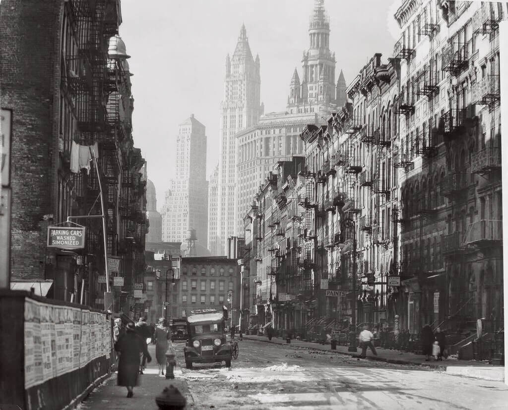 Henry Street, Manhattan 1935 ©New York Public Library<p>© Berenice Abbott</p>
