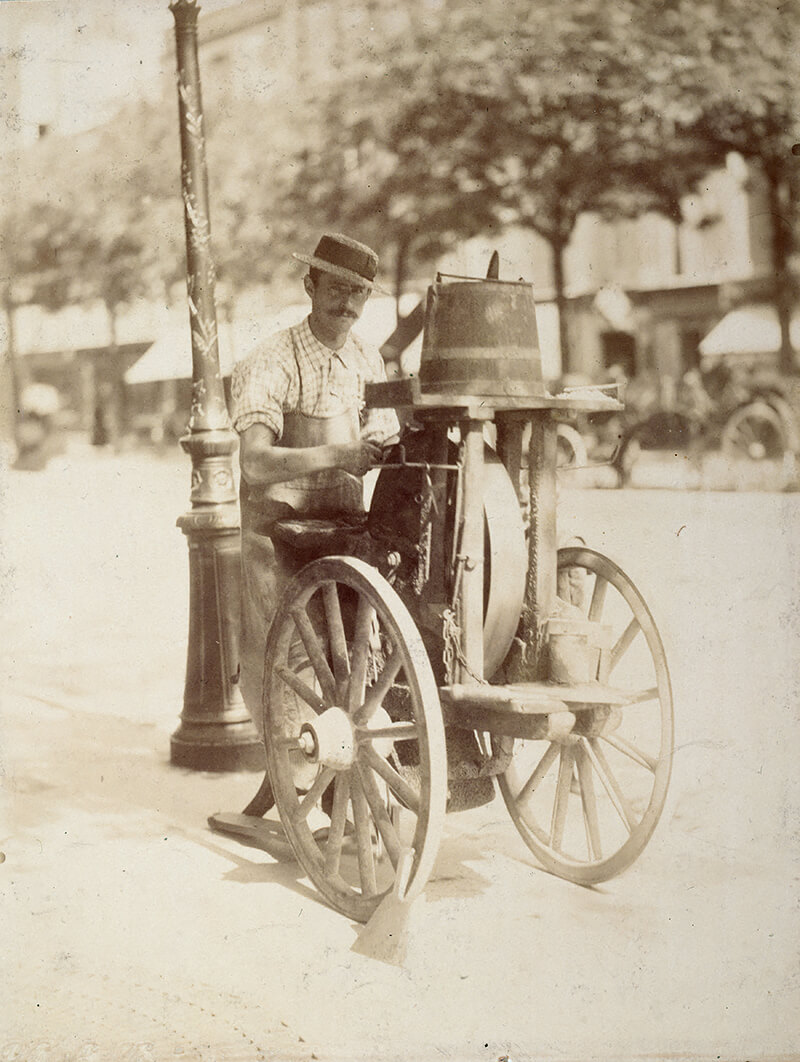 Remouleur, Paris 1899<p>© Eugène Atget</p>