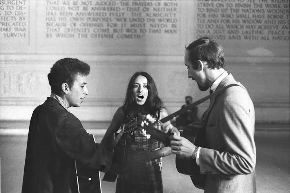 Bob Dylan, Joan Baez and Paul Stookey singing a freedom song inside the Lincoln Memorial, 28 August 1963<p>© Dan Budnik</p>
