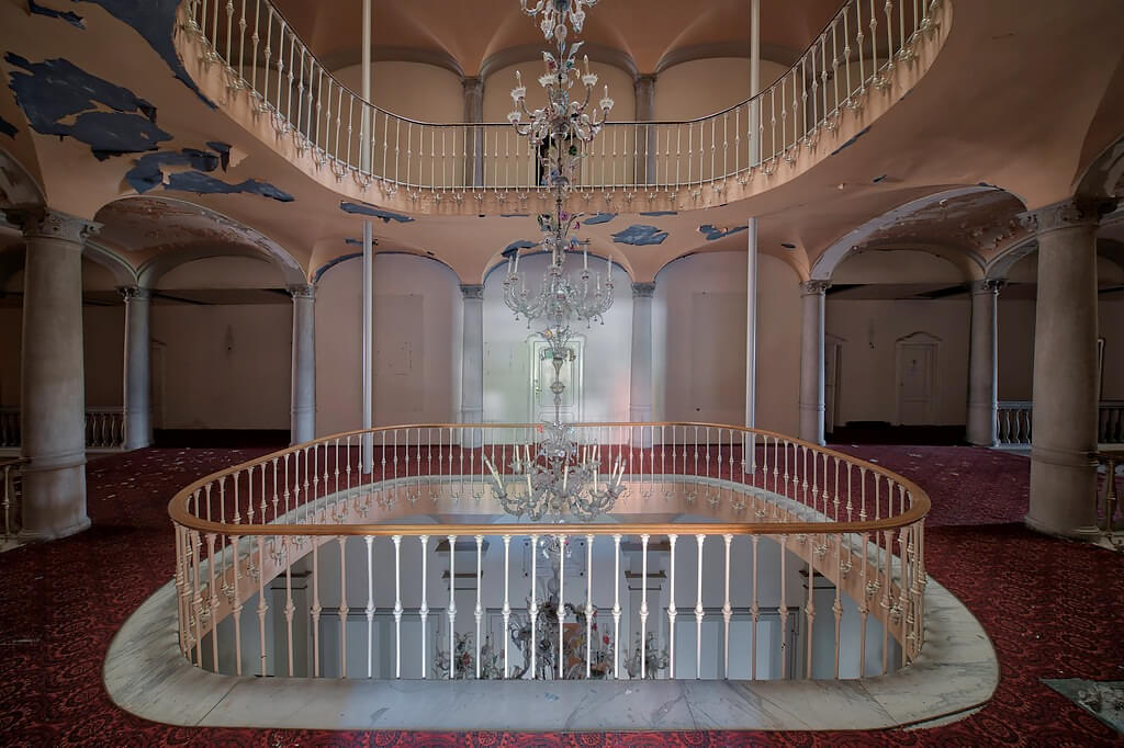 Funale - Multi story chandelier in an abandoned hotel.<p>© Niki Feijen</p>