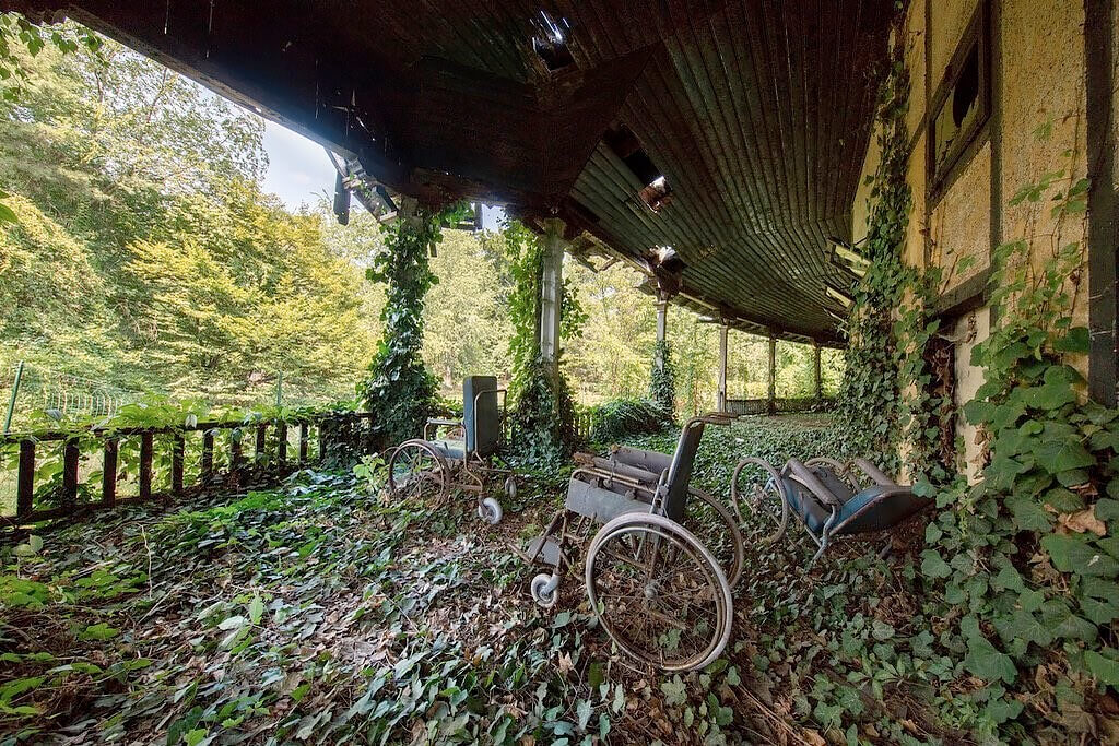 Lost wheelchairs in an abandoned solarium<p>© Niki Feijen</p>
