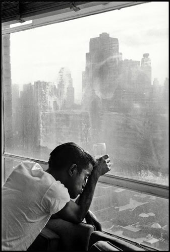 New York City. 1959. Sammy DAVIS Jr. looks out a Manhattan window.<p>Courtesy Magnum Photos / © Burt Glinn</p>