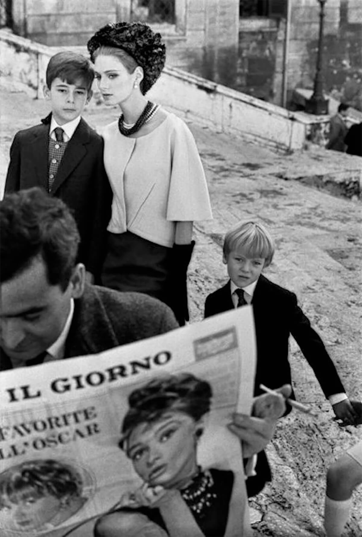 HB Rome i (model with newspaper+children), 1962<p>© Frank Horvat</p>