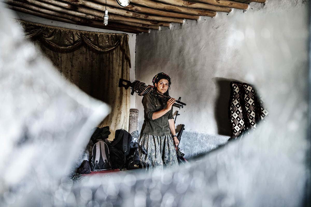 Kurdish female fighter on the frontline<p>© Lenka Klicperová</p>