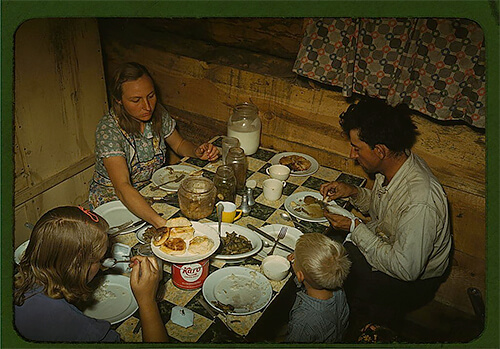 The Caudill family eating dinner in their dugout, in Pie Town, New Mexico, in late 1940.<p>© Russell Lee</p>
