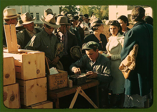 Distributing surplus commodities in St. Johns, Arizona, in late 1940.<p>© Russell Lee</p>