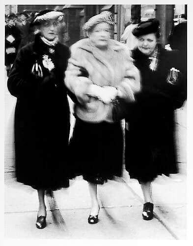 Three ladies, front view mid 1950s<p>Courtesy Trunk Archive / © Jay Maisel</p>