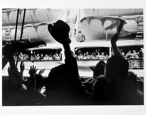 Cruise ship leaving, crowd waving mid 1950s<p>Courtesy Trunk Archive / © Jay Maisel</p>