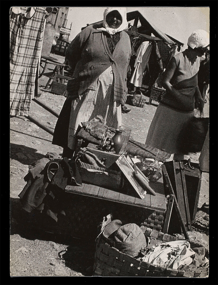Sale of household goods on the Turku market, Finland, 1930<p>© László Moholy-Nagy</p>