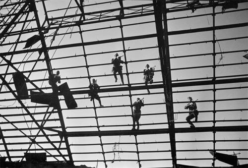 Combat on glass roof lathing of a factory assembly shop. Stalingrad, autumn 1942<p>© Arkady Shaikhet</p>