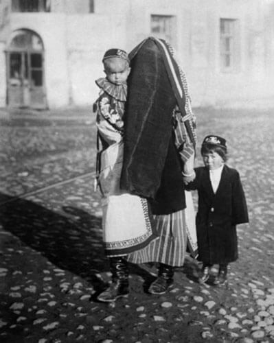 All in the past. Uzbek woman wearing paranja with children. 1928<p>© Arkady Shaikhet</p>