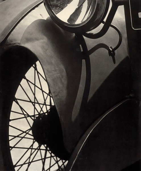 Wire Wheel, New York, 1920<p>Courtesy Aperture Foundation, Inc., Paul Strand Archive / © Paul Strand</p>