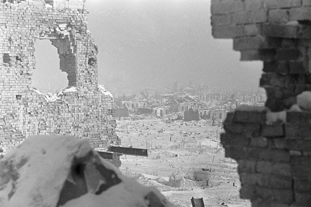 Destroyed Stalingrad does not give up!, 23 December 1942 - Common RIA Novosti archive<p>© Georgi Zelma</p>