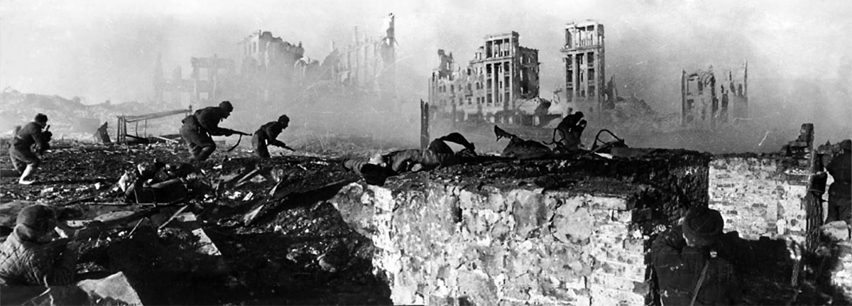Soviet soldiers on the attack on the house, Stalingrad, February 1943 - Common RIA Novosti archive<p>© Georgi Zelma</p>