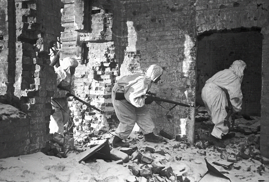 Snipers in camouflage cloaks entering a destroyed house,1 December 1942 - Common RIA Novosti archive<p>© Georgi Zelma</p>