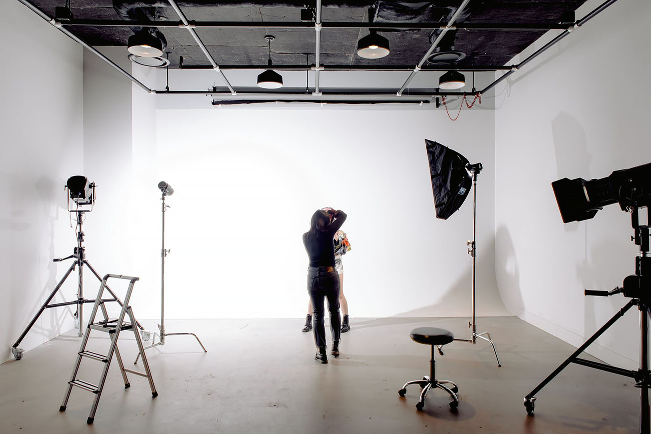 What photo lighting equipment to buy for photographing art?