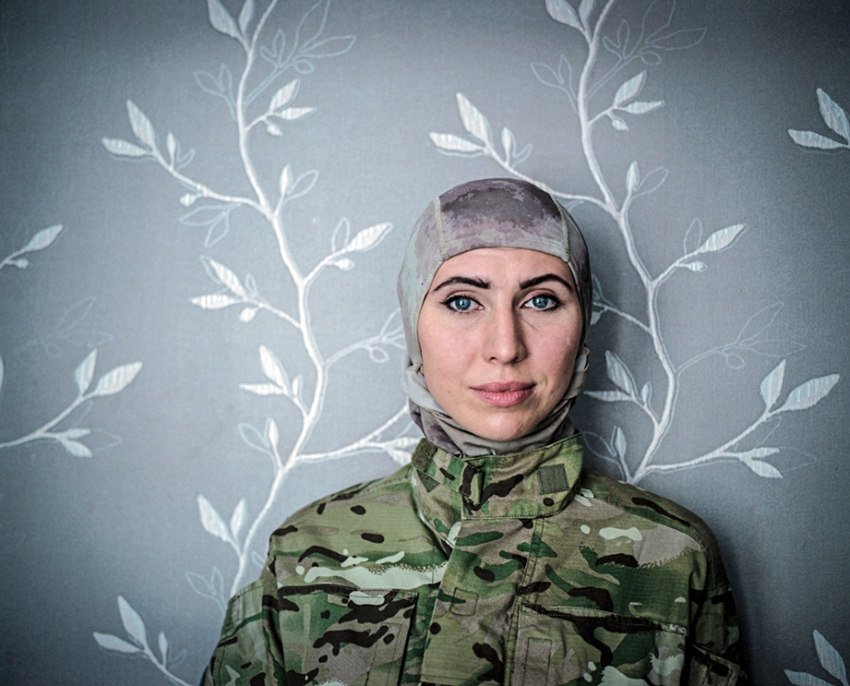 Justyna Mielnikiewicz - Amina Okuyeva, doctor turn soldier poses for the photo in Odessa