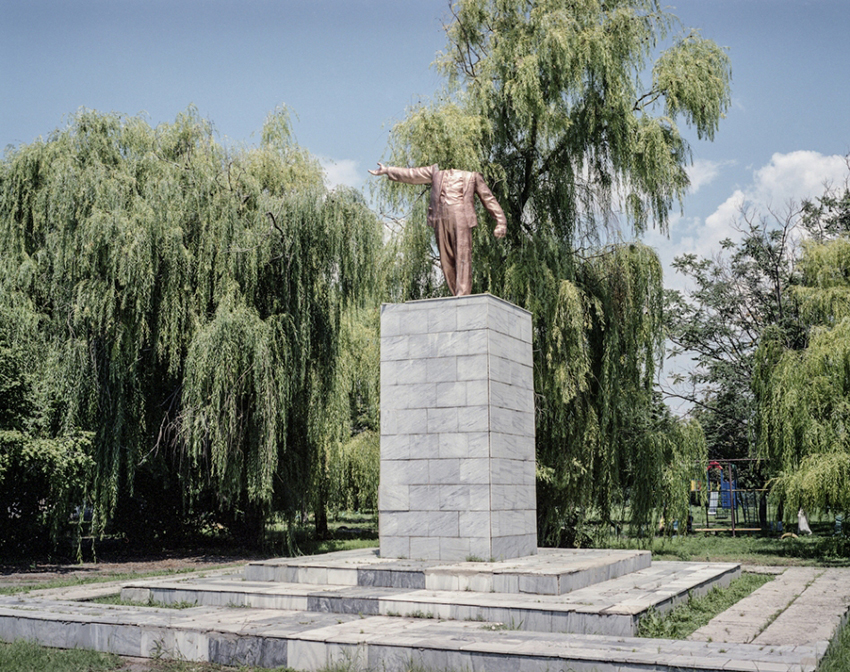 Justyna Mielnikiewicz - Headless statue of V.Lenin, Dniprovka Village