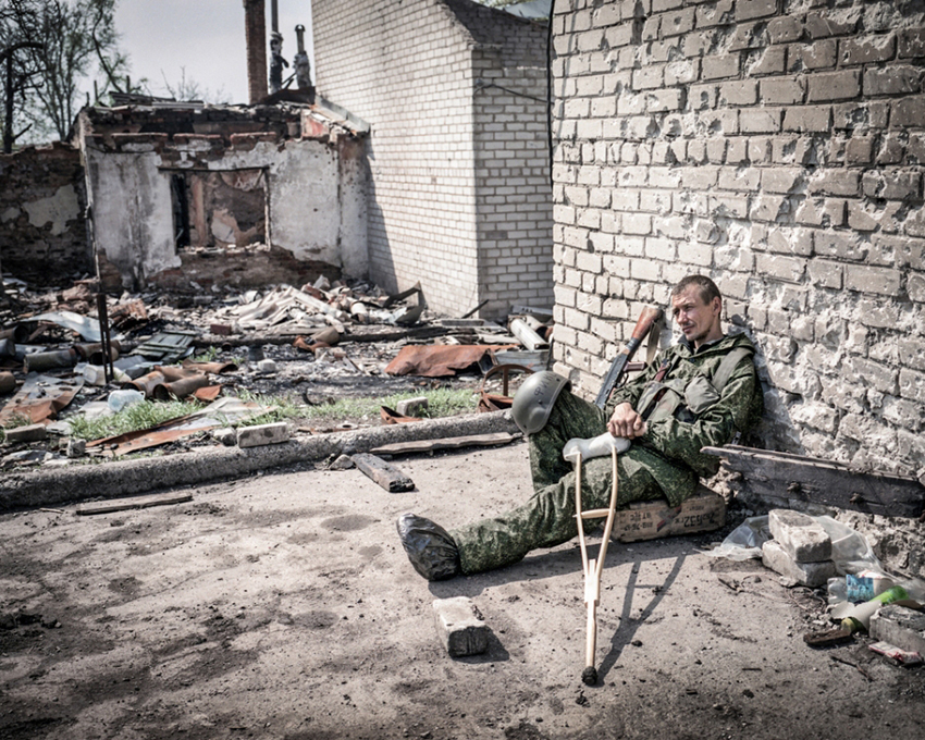 Justyna Mielnikiewicz - Pro-Russian Rebel Sergey seats by Donetsk Airport