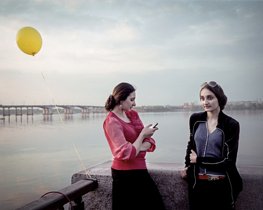 Justyna Mielnikiewicz - Two Roma Sisters Ruslana and Milana along the Dnieper River