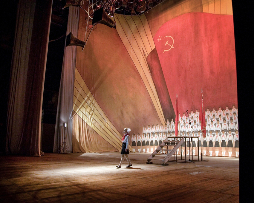 Justyna Mielnikiewicz - V.Nikolayenko performing a role of the soviet Pioneer.Crimea