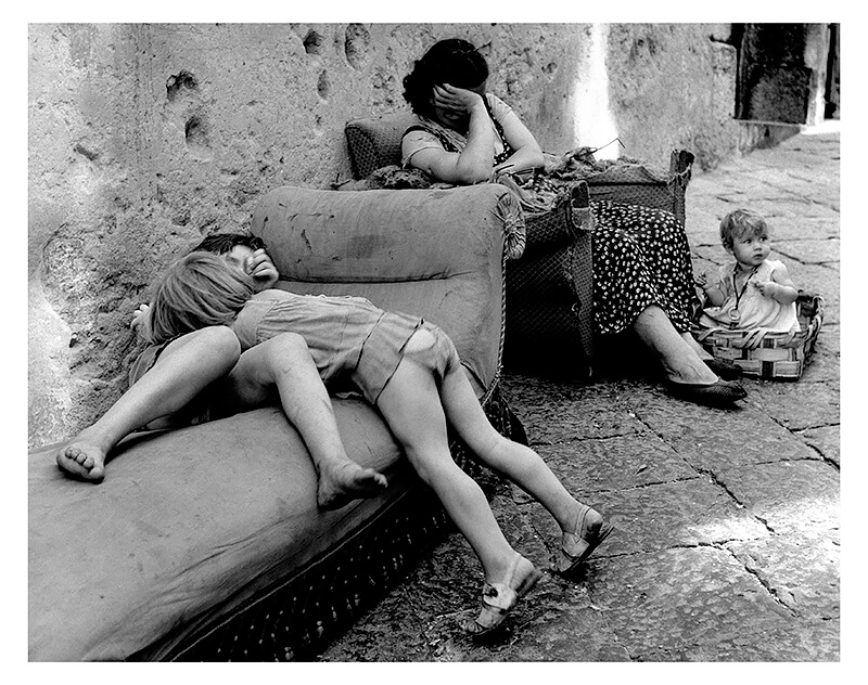 Sabine Weiss - Une rue à Naples