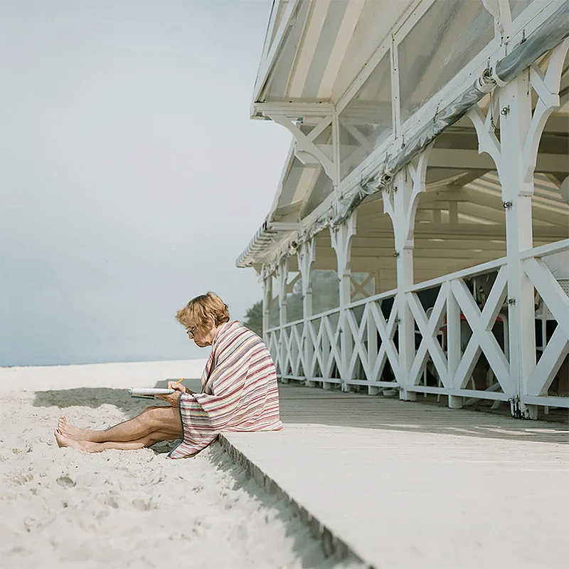 The Pause Between Seeing and Knowing