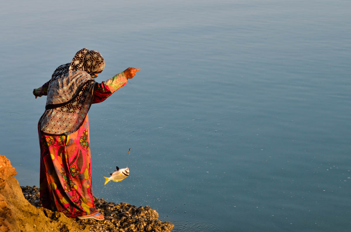 Detwah Lagoon, Socotra, Yemen on the 8th of May 2014. Sadiya walks an hour to Bab Al Khor to do fishing for her family. <p>© Amira Al-Sharif</p>