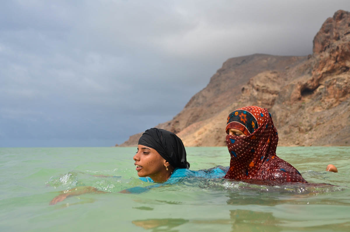Detwah Lagoon, Socotra, Yemen on the 21st of May 2014. Sadiya teaches her daughter to swim in the lagoon.<p>© Amira Al-Sharif</p>