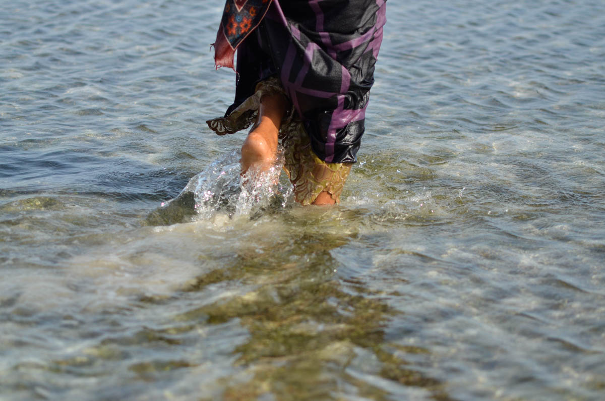 Detwah Lagoon, Socotra, Yemen on the 19th of May 2014. – Sadiya walks bear foot through the shallow waters of the Lagoon. <p>© Amira Al-Sharif</p>