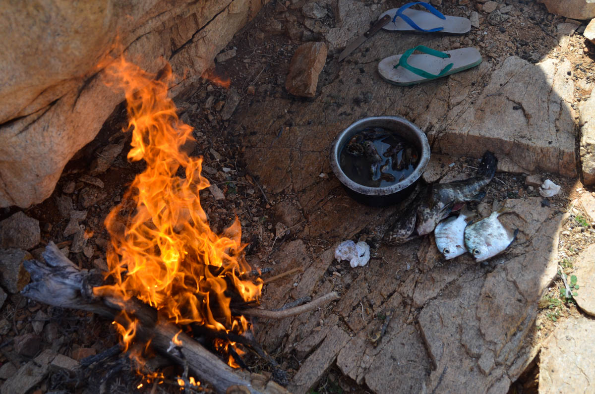 Detwah Lagoon, Socotra, Yemen on the 30th of May 2014.  Sadiya cooks fish for lunch in the open air. <p>© Amira Al-Sharif</p>