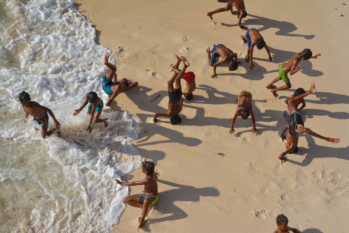 Qara’a, Socotra, Yemen on the 8th of November 2014. Every weekend, kids from Qara’a go to play at the beach in a natural harbor on the Indian Ocean.<p>© Amira Al-Sharif</p>