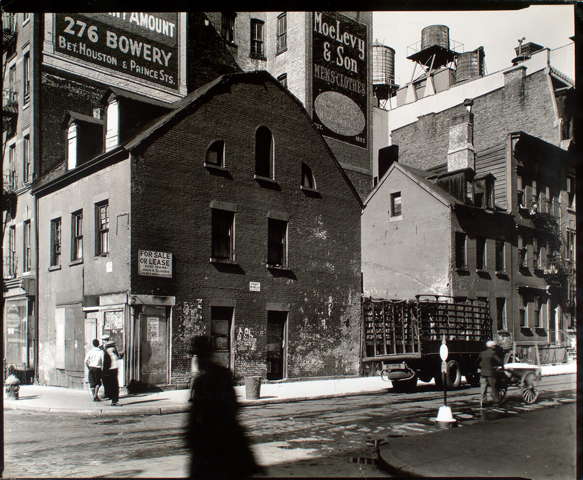 Mulberry and Prince Streets, Manhattan<p>© Berenice Abbott</p>