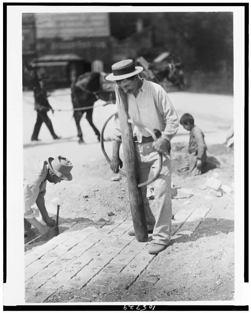 Street paver, between 1895 and 1927<p>© Eugène Atget</p>