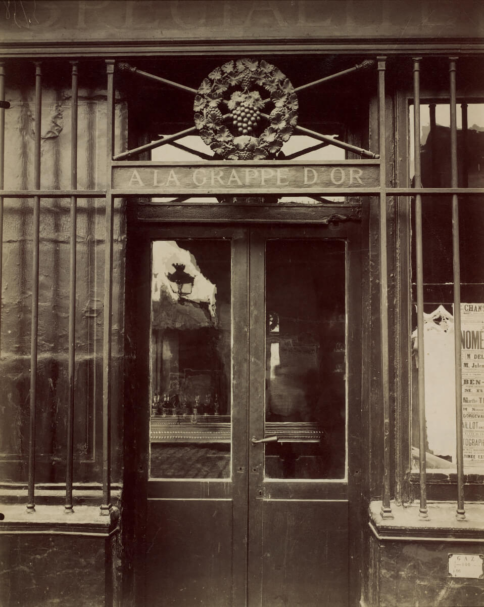 A la Grappe d’Or, 4 place d’Aligre, 1911<p>© Eugène Atget</p>