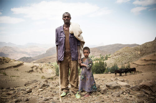 Farmer Kasa Kebde, 36, and his daughter Bri Kasa, 6 looking after their cattle in Adi Sibhat, Tigray, Ethiopia.<p>© Guilhem Alandry</p>