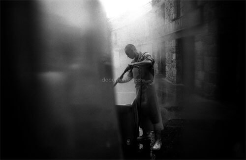 Cleaning the bins in which the fish were salted and left to brew for 4 weeks to 2 years<p>© Guilhem Alandry</p>