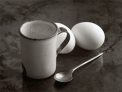 Mug, spoon and eggs, 1983<p>© Kristoffer Albrecht</p>