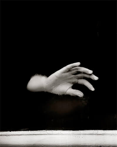 Hand behind window pane, 1984<p>© Kristoffer Albrecht</p>