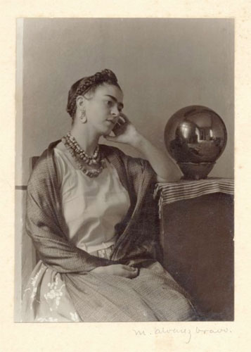 Frida Khalo<p>Courtesy Archivo Manuel ï¿½lvarez Bravo / © Manuel Álvarez Bravo</p>