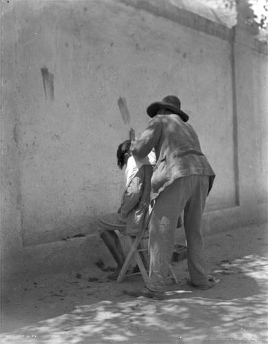 Barber 1924<p>Courtesy Archivo Manuel ï¿½lvarez Bravo / © Manuel Álvarez Bravo</p>