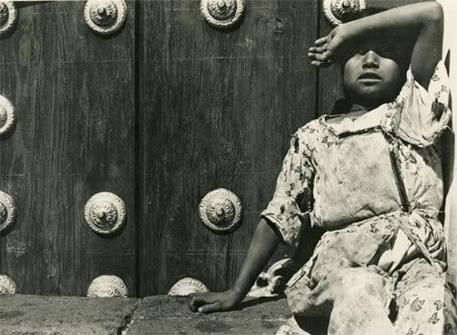 Girl Looking at Birds, 1931<p>Courtesy Archivo Manuel ï¿½lvarez Bravo / © Manuel Álvarez Bravo</p>