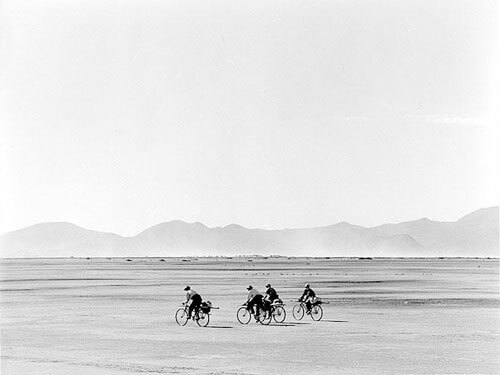 Bicicletas en domingo, 1966.<p>Courtesy Archivo Manuel ï¿½lvarez Bravo / © Manuel Álvarez Bravo</p>