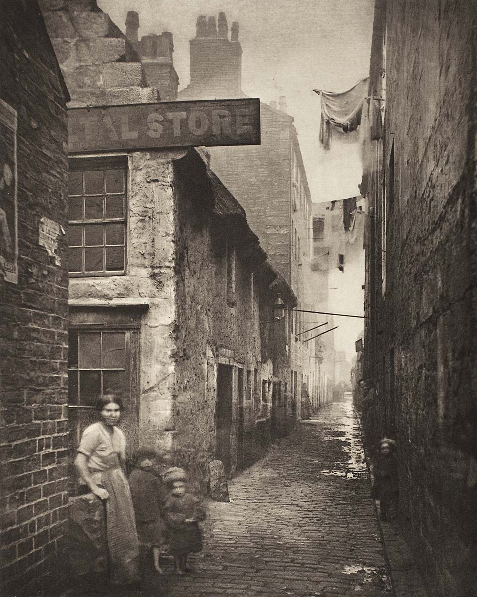 Old Vennel Off High Street, 1868, printed 1900 - The Marjorie and Leonard Vernon Collection, Los Angeles County Museum of Art<p>© Thomas Annan</p>