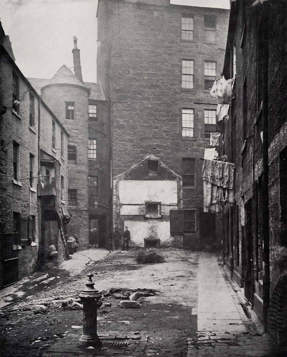 Closes Nos. 97 and 103 Saltmarket, Glasgow, 1868<p>© Thomas Annan</p>