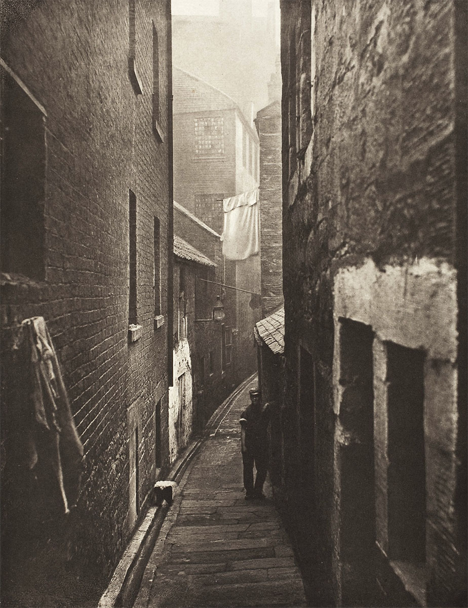 Close No. 28 Saltmarket, 1868, printed 1900 - The Marjorie and Leonard Vernon Collection, Los Angeles County Museum of Art<p>© Thomas Annan</p>