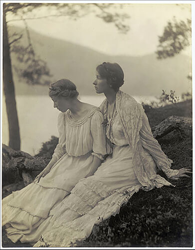 Two Women Under a Tree (1906)<p>© Alice Boughton</p>