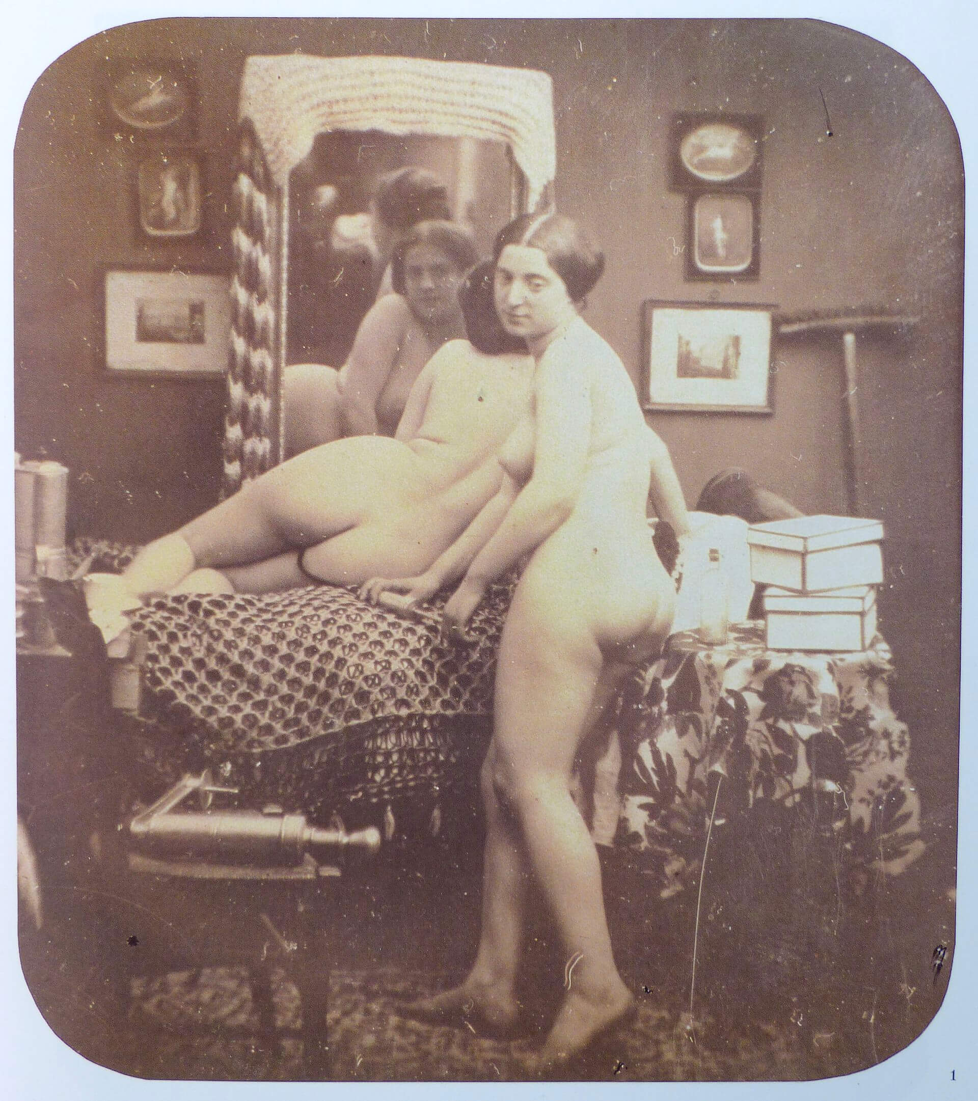 A stereoscopic daguerréotype depicting two nude women looking into a mirror<p>© Auguste Belloc</p>
