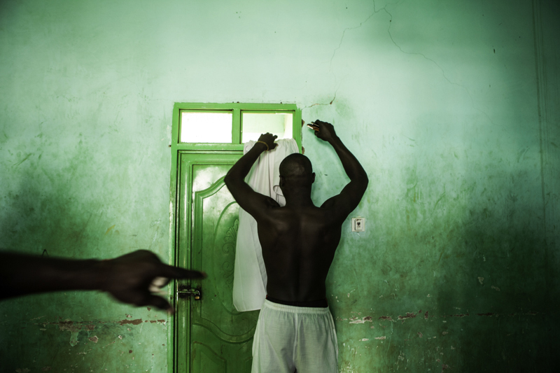 A nuba fighter getting ready to fight, Sudan<p>© Bernard Benavides</p>