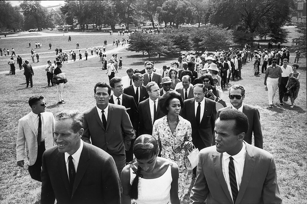 On the Mall, the Hollywood delegation enroute to the Lincoln Memorial. August 28, 1963.<p>© Dan Budnik</p>
